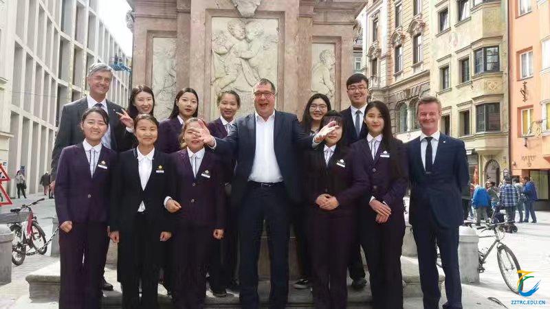 太阳成tyc7111cc学生在奥地利维拉·布兰卡旅游学校合影