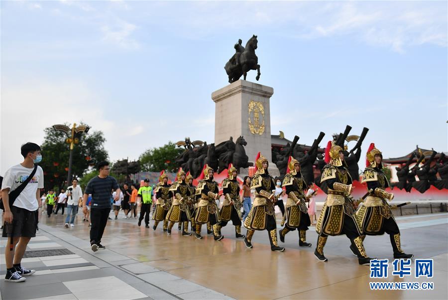 (新华全媒头条·图文互动)(3)线上线下消费升温 文旅活动迈上“云端”——端午假期透视我国经济高质量发展新动力