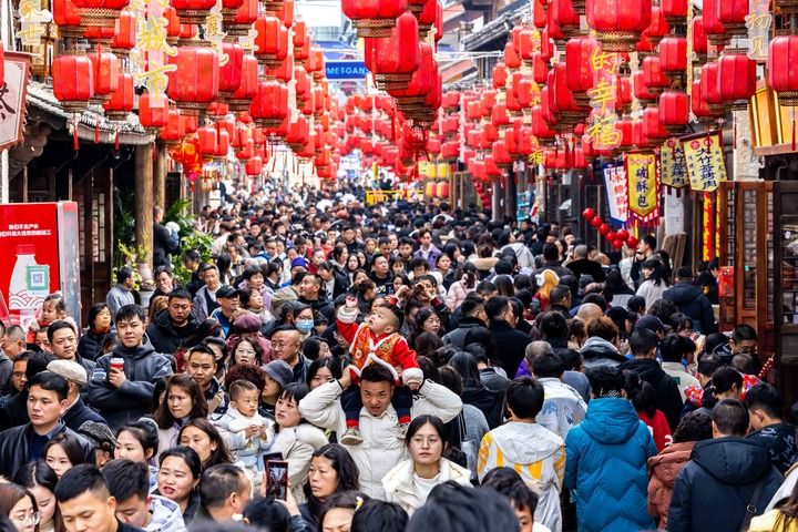 2025年1月29日,游客在贵州省安顺市西秀区安顺古城历史文化街区游玩。新华社发(陈熙 摄)