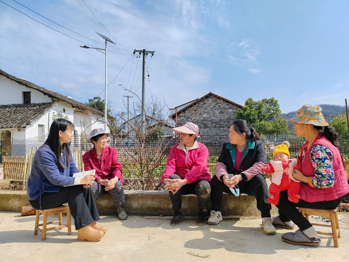 2025年2月18日,在湖北省赤壁市中伙铺镇安丰村,全国人大代表田淑娴(左一)了解村民关于农村医保、养老金使用等情况。新华社发